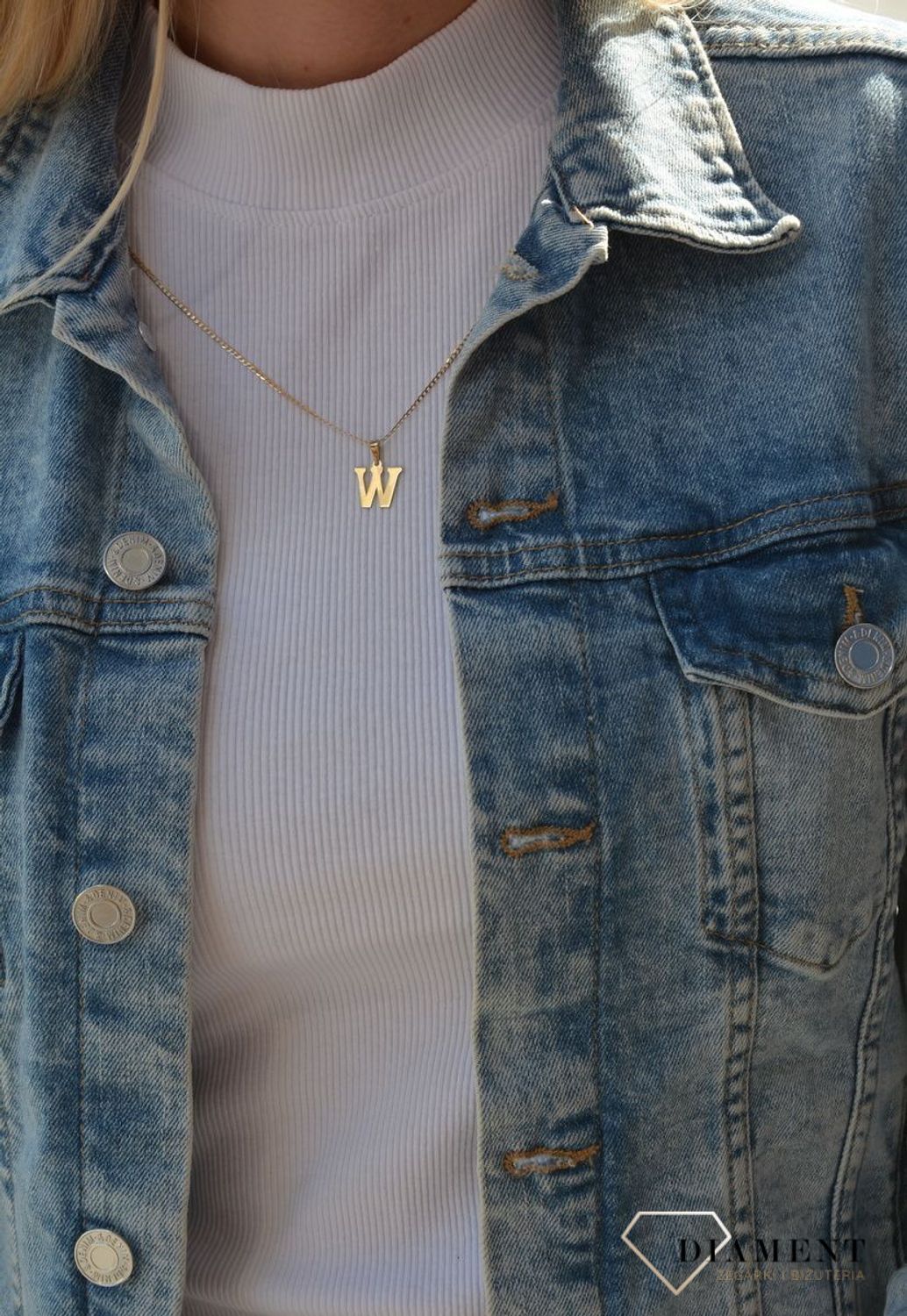 Złota zawieszka w kształcie litery to ostatnio jeden z najmodniejszych dodatków do stylizacji. Zawieszka w kształcie litery W. Darmowa wysyłka!.jpg